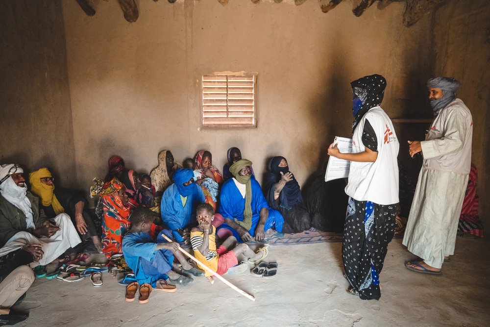  The MSF team educates patients and carers on the importance of disease prevention in the MSF ICCM health hut located in the village of Tiboraguène in Timbuktu.