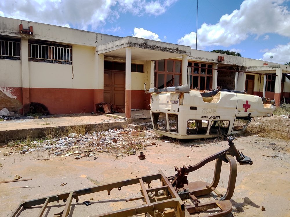 Image of a destroyed ambulance of the health centre in Muatide, in the district of Muidumbe. (December, 2021).