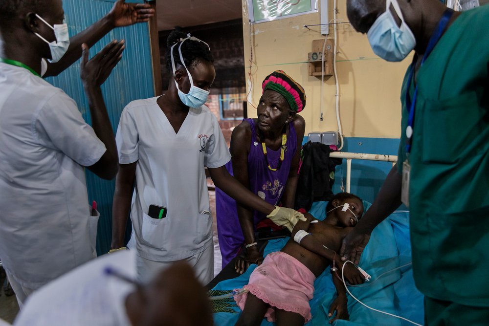 Atong Dut Deng, 8 years old, infected with cerebral malaria. She is being attended to by MSF medical staff in the ICU at MSF supported Aweil State Hospital. South Sudan, October 26th, 2021.