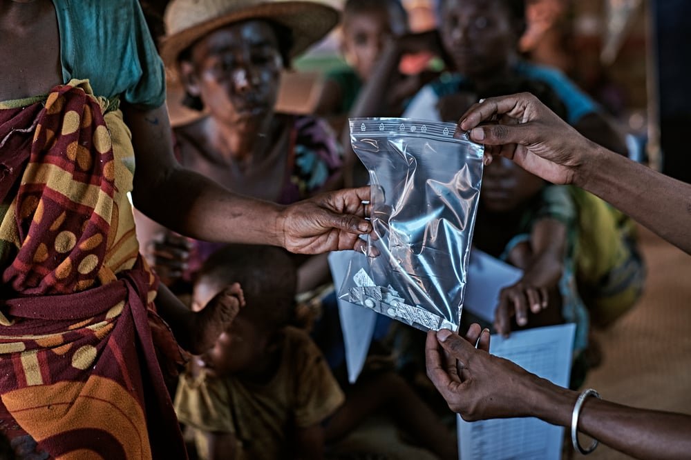 MSF mobile clinics serve people suffering from malnutrition, but not only. Some patients suffer from associated pathologies such as parasitosis or bilharzia. Appropriate medication is prescribed for them.