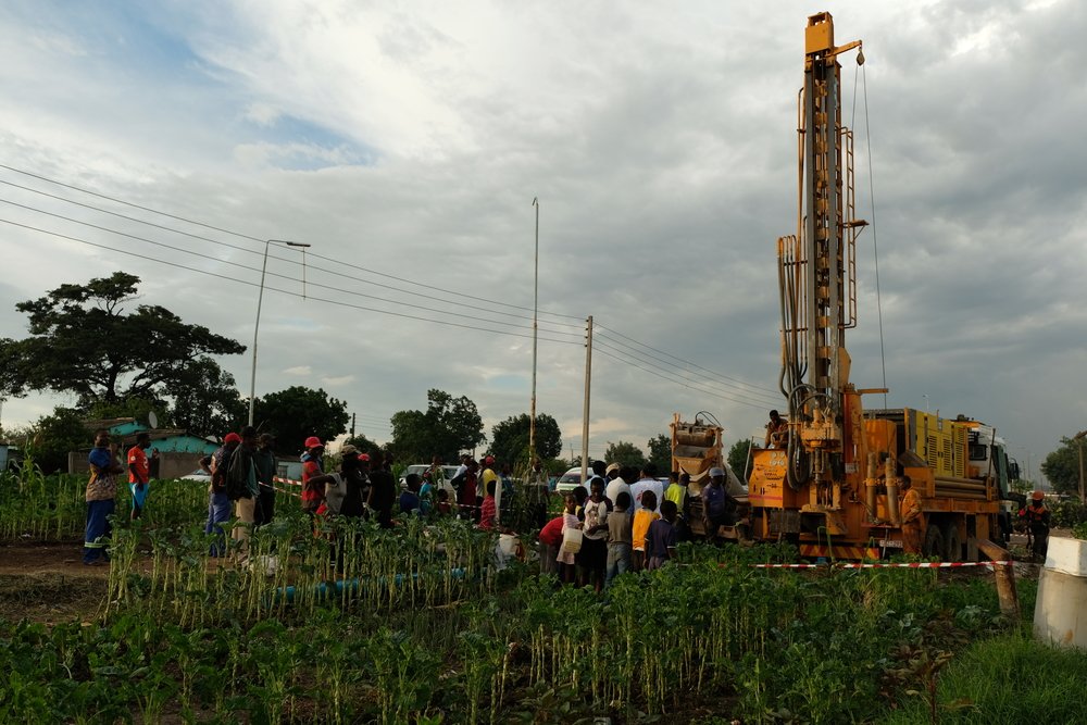 Using innovative rehabilitation and drilling technologies, MSF has been drilling over 70 new boreholes in Zimbabwe. 