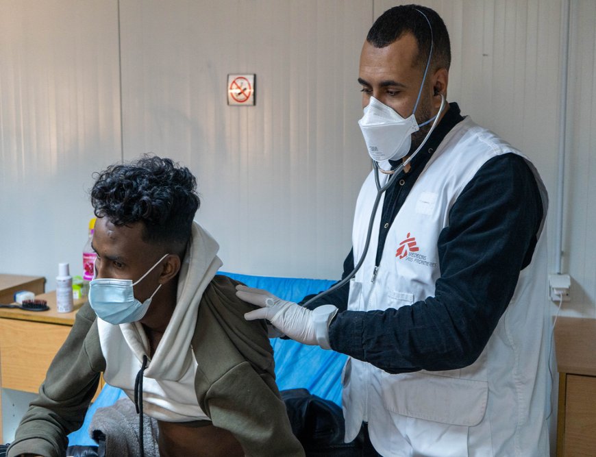 Dr Abdu Samya Bashagha checking on a patient in Abu Sitta Hospital where MSF is running TB support activities. (March, 2022).