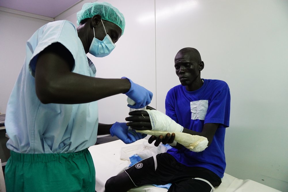 Gatwich, 35-years-old from Pading, (Jonglei State) is treated by MSF operating theatre nurse Bateah in the minor operating theatre in Bentiu Hospital in the Protection of Civilians site