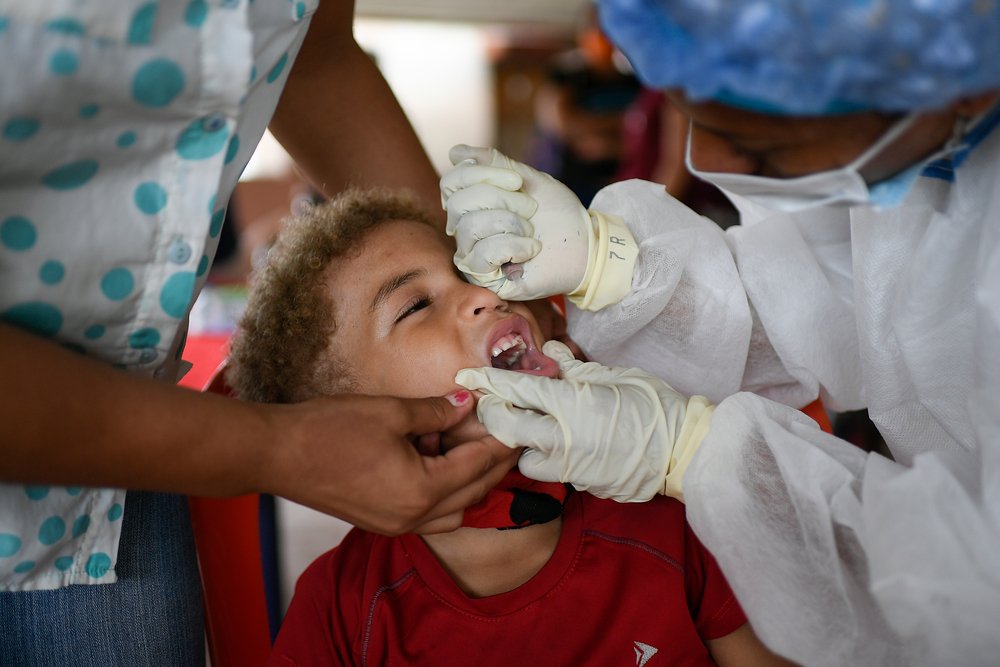 Miguel Leiva (5) receives a polio vaccine during a health fair run by MSF, local authorities and the community in Desparramadero, Anzoátegui state, Venezuela.