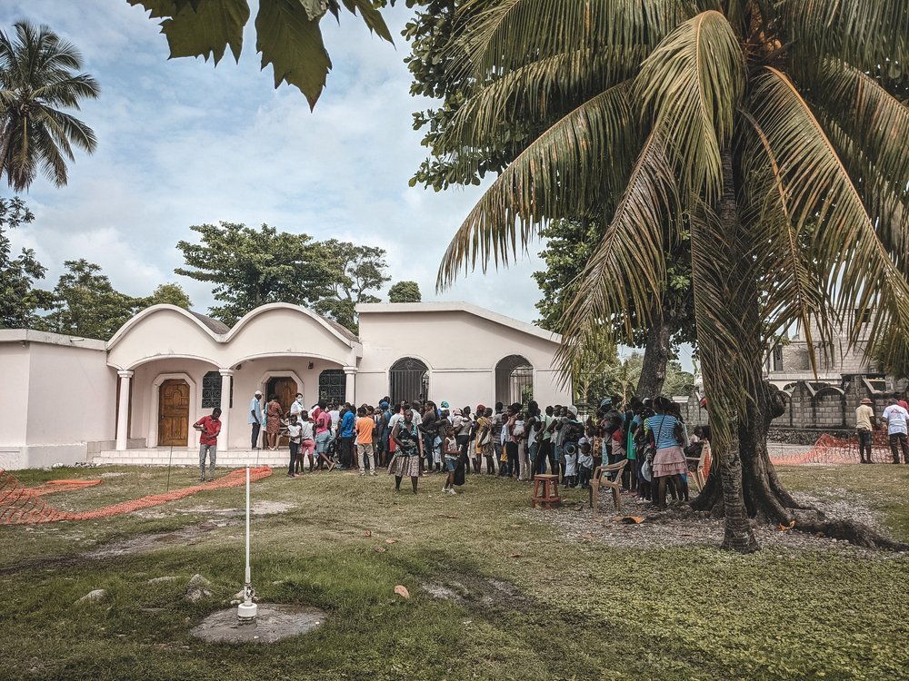 Over 100 people came to MSF&#039;s first mobile clinic at the Croix des Martyrs IDP camp. An MSF mobile clinic provides primary and mental health care services to people staying at an informal IDP camp in Les Cayes called Croix des Martyrs.