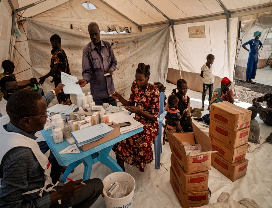 Pharmacists dispense medicine at an MSF mobile clinic in Rubkona. (November, 2021).