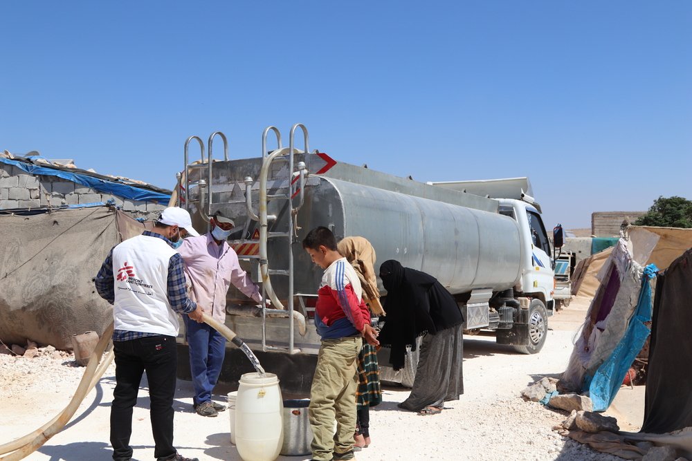 Displaced people are filling their barrels with clean water provided by MSF in a camp in northwest Syria.