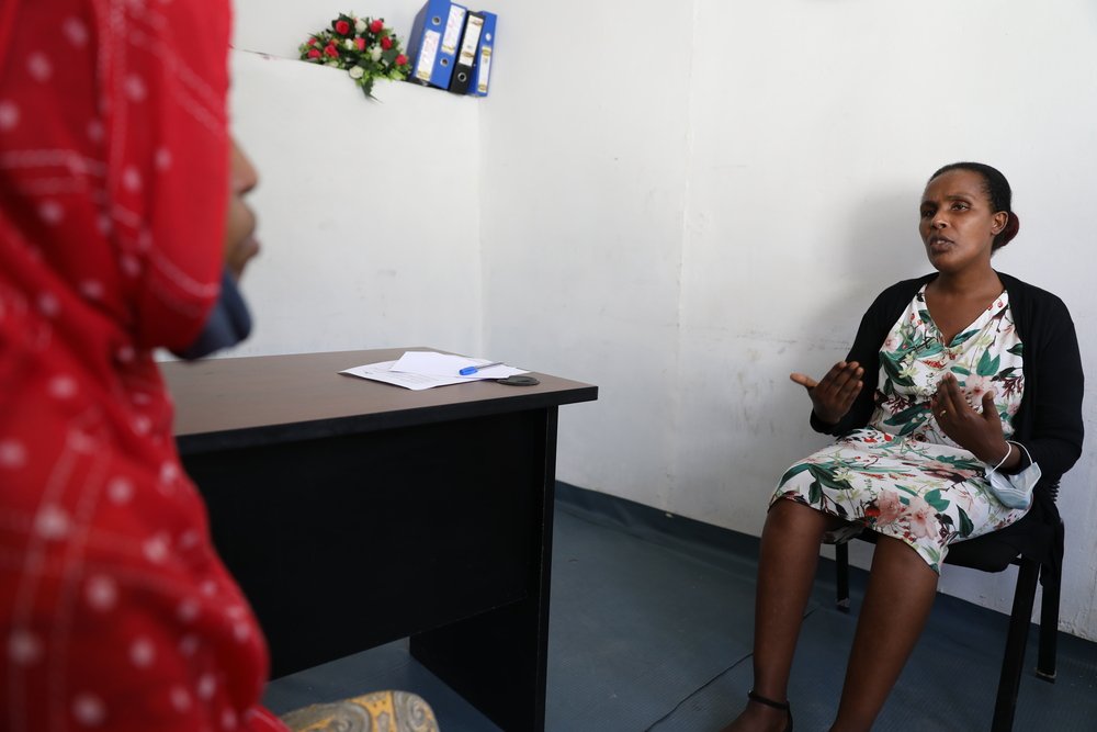 Muntaha during a session with MSF psychologist Firehewot. At the MSF therapeutic counselling center (TCC), she is finally receiving follow-up medical treatment for the injuries she sustained in Saudi Arabia. 