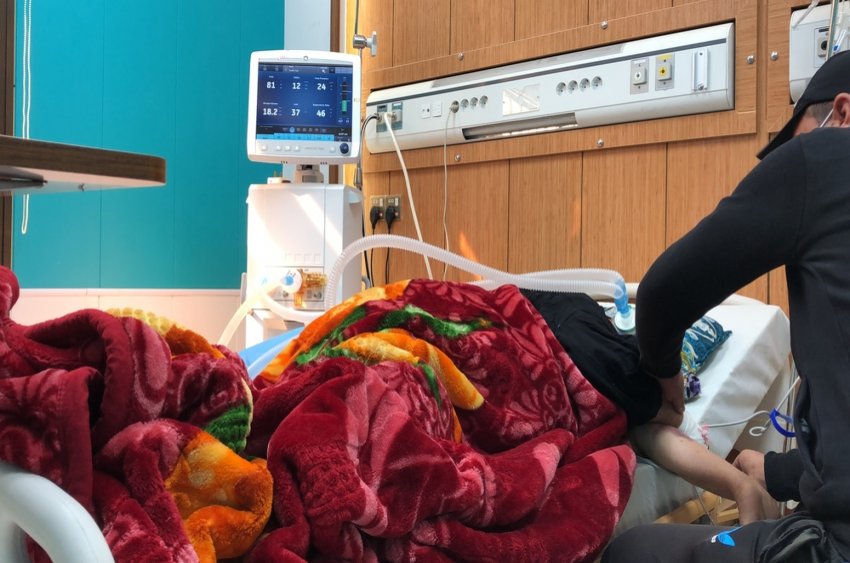 A COVID-19 patient, who is under oxygen therapy, and her son at the MSF-run ward of the COVID-19 centre at Al-Kindi Hospital, Baghdad.