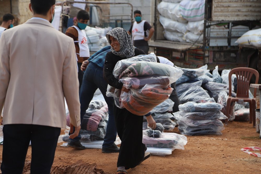 MSF teams have started distributing ‘winter kits’ of warm clothes, tarpaulins, mattresses and blankets to around 14,500 families living in more than 70 camps for displaced people across northwest Syria, to help improve their living conditions over the com