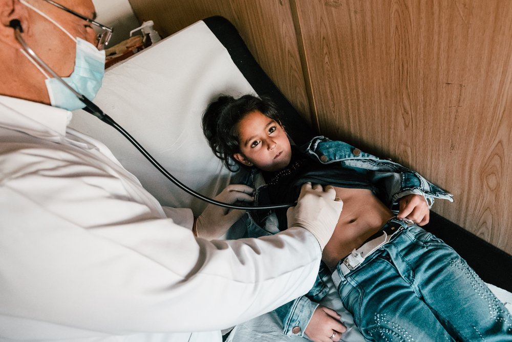 The MSF doctor examines Fatima, aged six, who has caught a respiratory infection.