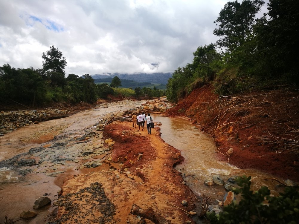 An MSF team heads to a village cut off by damage caused by Cylone Idai to assess health needs and  distribute medicines to clinics and village health  workers. Chimanimani, Zimbabwe, March 2019.  © MSF