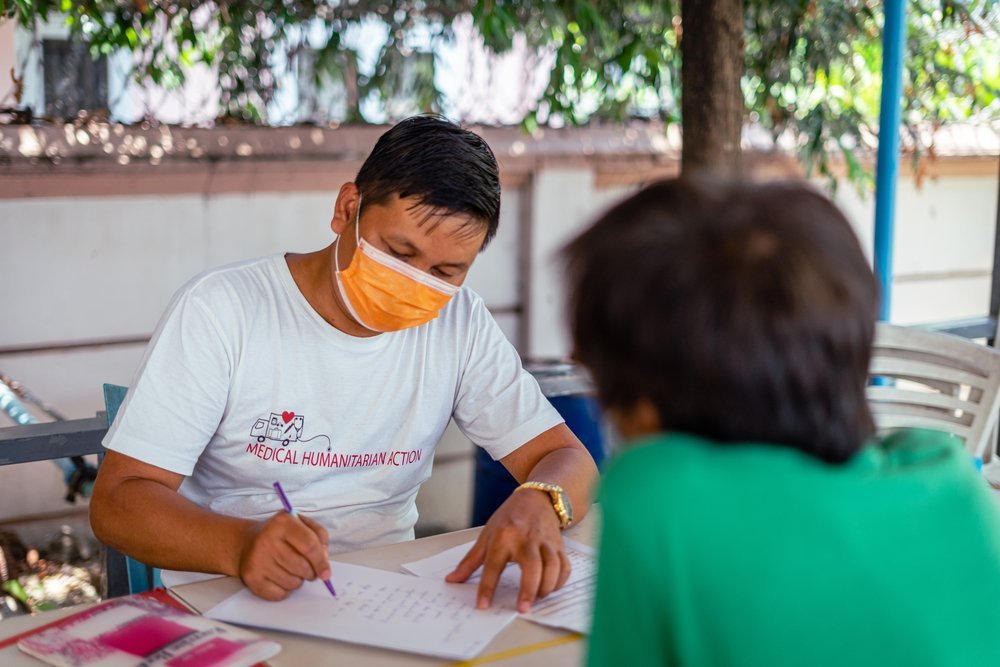 An HIV/hepatitis C patient receives a consultation in Yangon's MSF office. 