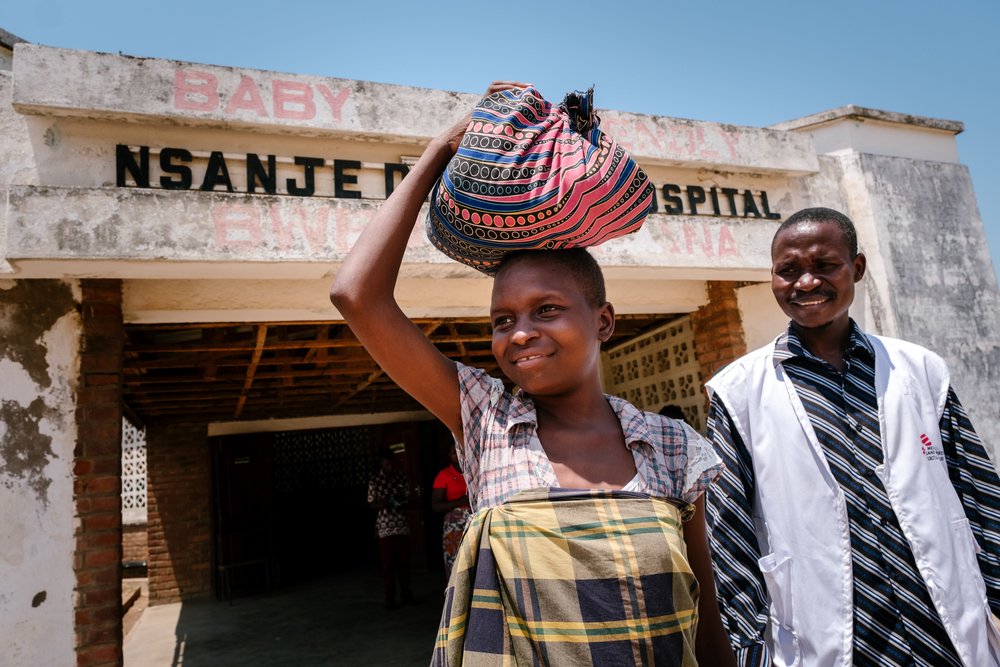 Esther, a patient who was diagnosed with advanced HIV, is discharged from Nsanje District hospital. Malawi, October 2019. 