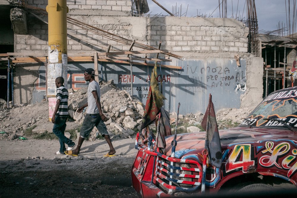 Outside in the streets of Port-au-Prince on the way to the MSF Tabarre hospital, the roads are full of colorful “tap-tap” – the collective taxis used in Haiti.