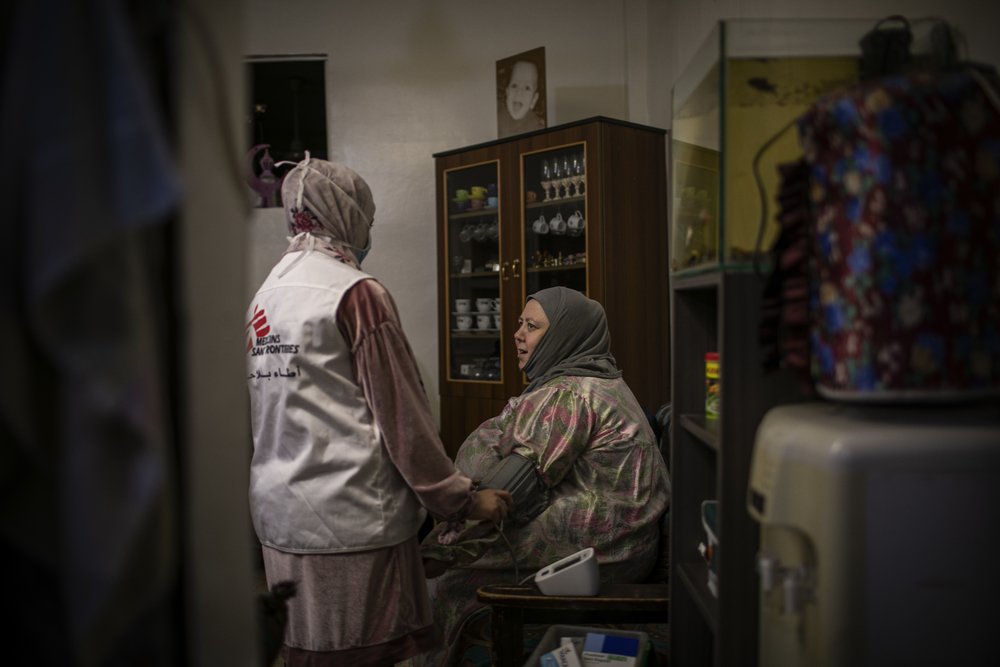 Hala, MSF nurse during shielding visits treating Aida, a 53-year-old Palestinian woman, suffers from hypertension, diabetes, asthma and back pain, and is considered at higher risk of contracting COVID-19. 