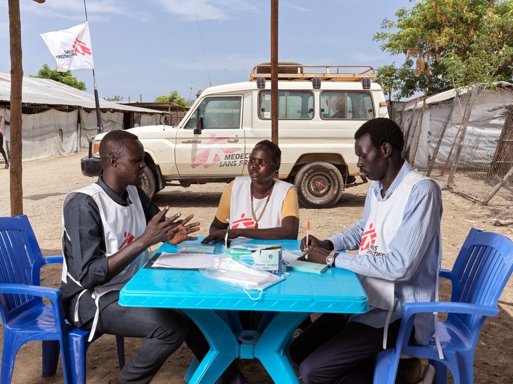 Community health workers in Bentiu internally displaced persons camp, discussing the hepatitis E vaccination campaign. (April, 2022).