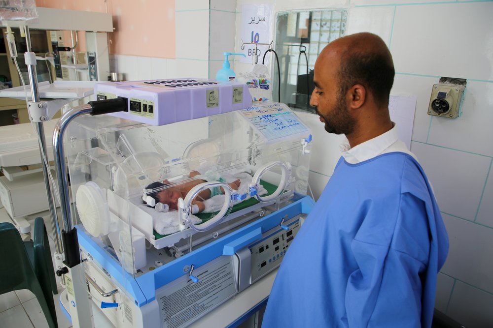 Father Wasil Ali Muhammad visiting the special care baby unit where his daughter Samira has been admitted for incubation care at Al-Jamhouri hospital supported by MSF in Taiz City, Yemen.
