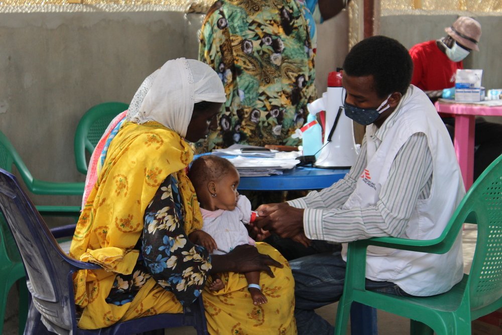 Gamar Ahmat Attahir, MSF technicien health supervisor, uses a MUAC band to check on the progress of a child enrolled in MSF’s nutrition programme. (December, 2021).