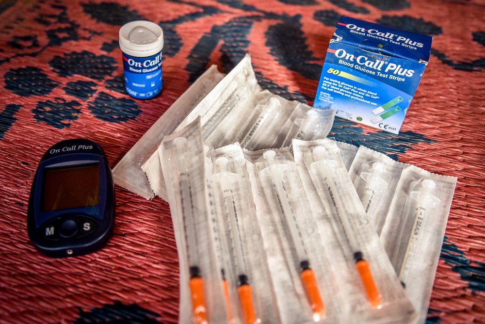 A treatment kit for patients with type 1 diabetes including a glucometer and glucometer strips, needles, insulin among others.