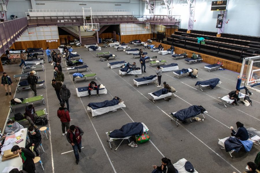 MSF started activities linked to COVID 19 in France, focusing on vulnerable people living in the streets, such as migrants. On March 24th 2020, 700 people were evacuated from a camp in Aubervilliers, where they were living in precarious conditions. 
