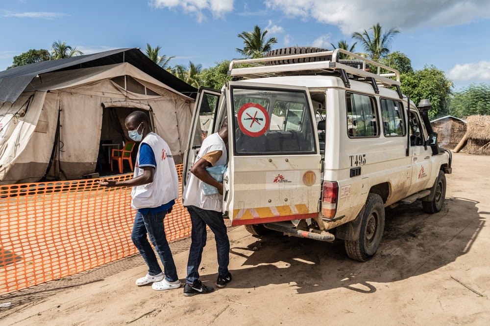 The MSF mental health team load into a car following a group consultation session at the Nangua camp for people who have been displaced by the fighting in Cabo Delgado, Mozambique’s Northern most province.