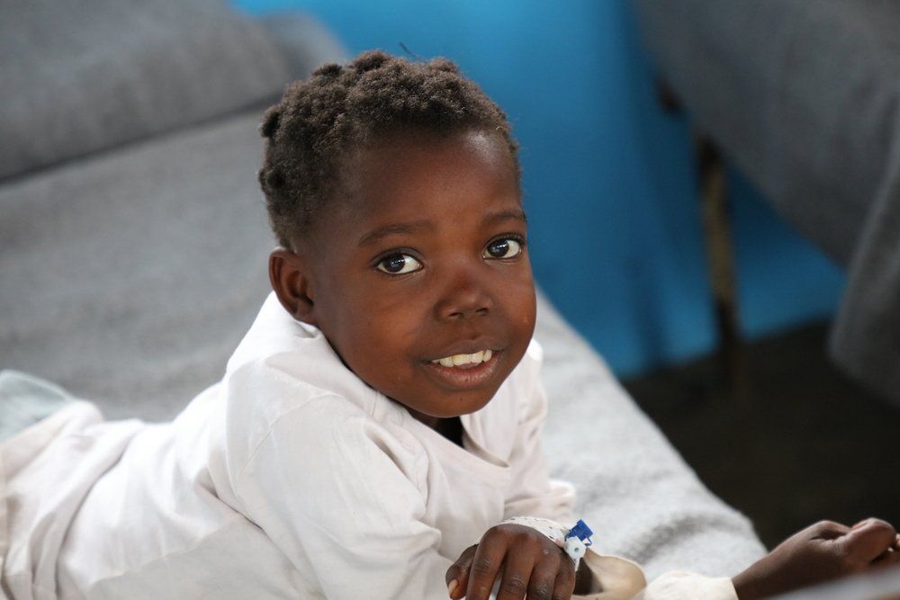 Olive Akaku, 8, is suffering from typhoid fever. Three days ago, she was transferred to the Popokabaka general hospital, where MSF emergency teams are supporting local staff in the provision of treatment to people affected by the outbreak.