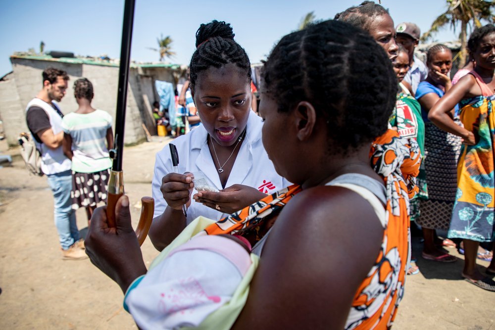 Nurse Celina Feliz Berto gives medication to a woman with her child at one of MSF’s mobile clinics in Beira, an area hard hit by Cyclone Idai. Mozambique, March 2019.