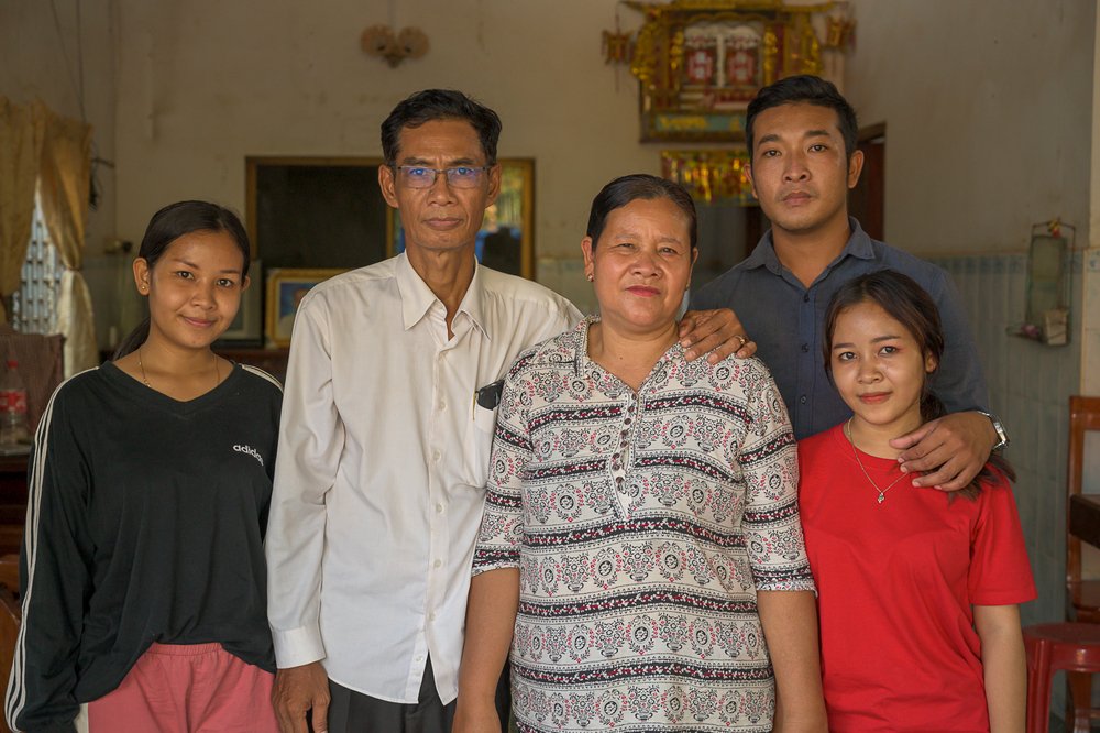 Yoeuth Yoeun (f) and Chamroeun Ros (m) trained with MSF to become medical professionals in the Khao Dang camp in the 1980s. The names of the children are: Raksa Ros (girl in black t-shirt), Reasey Ros (girl in red t-shirt), Reaksmey Ros (boy).