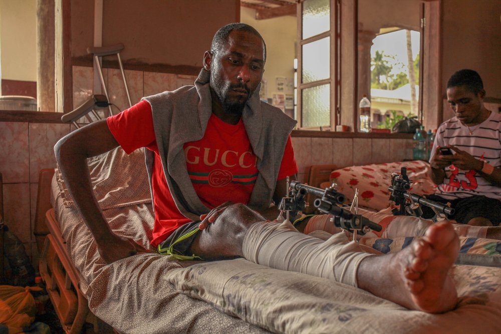 After being involved in a serious traffic accident, bystanders called the MSF ambulance to pick up Ndip Kingsley Endeley. He was taken to Kumba district hospital and admitted for treatment.