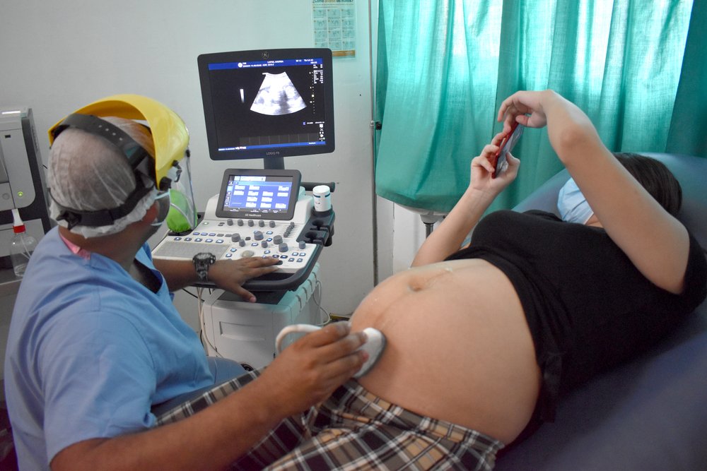 MSF’s Dr David Lobo performs an ultrasound on a patient at Choloma mother and child clinic, which focuses on treating expectant mothers and women in labour with humanity and dignity.