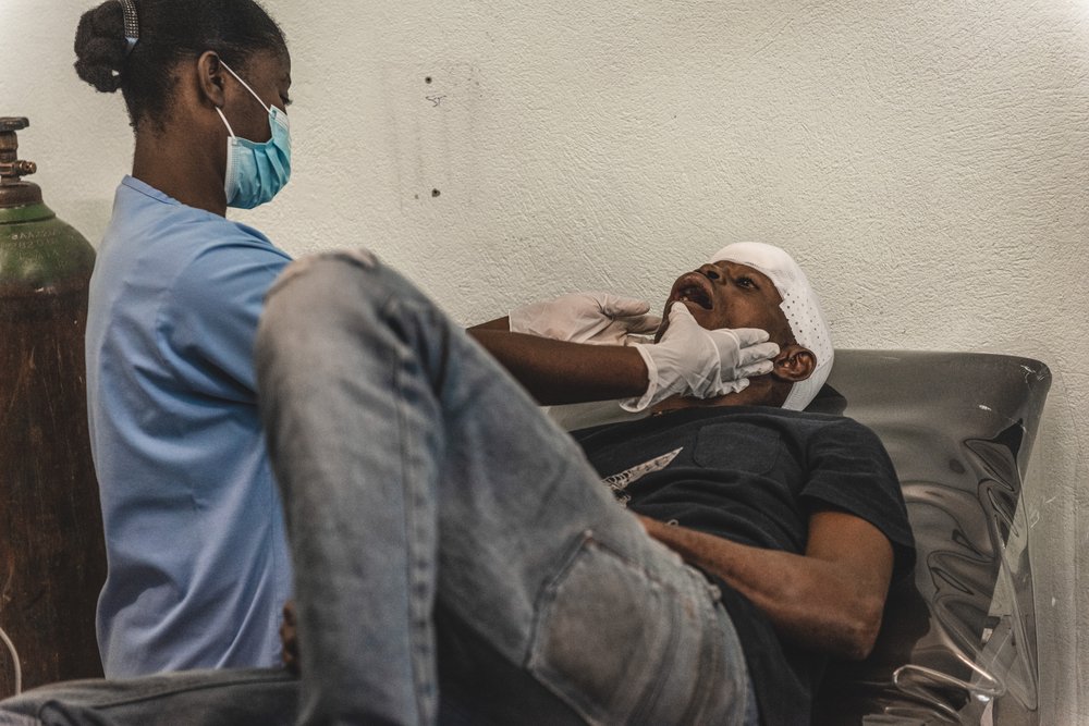  This MSF doctor consults Blanc Franck a patient who was shot in the head during a robbery in Simon Pelé, Cité-Soleil. He presented himself at the MSF emergency center in Turgeau. (June, 2022).
