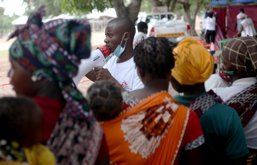 Health promoter Juma provides instructions to people gathered at an MSF mobile clinic in the village of Nanili. (December, 2021).