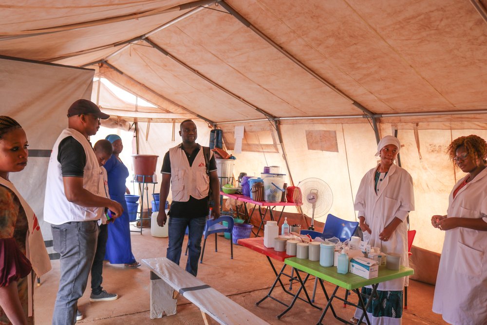 MSF teams are present at this mobile clinic site in Kaya (Centre-Nord region of Burkina Faso) where many internally displaced people and host populations come to seek care. In this health post, MSF teams provide primary health care. (June, 2022).