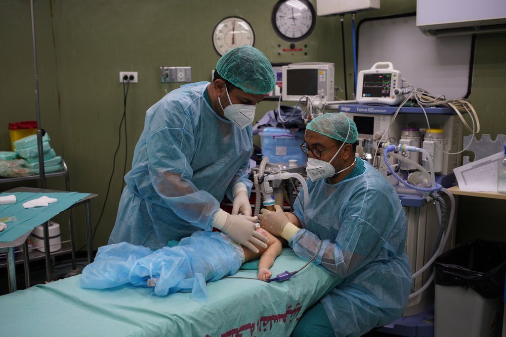 An MSF-supported surgical team at Al-Shifa’s burn unit, in Gaza city changes patient’s dressing under anesthesia. (December, 2021).
