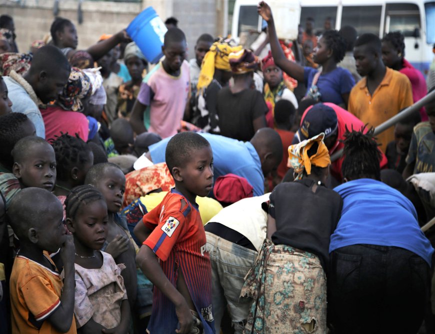 Children observe a water distribution organised by MSF on the outskirts of Mued. (December, 2021).