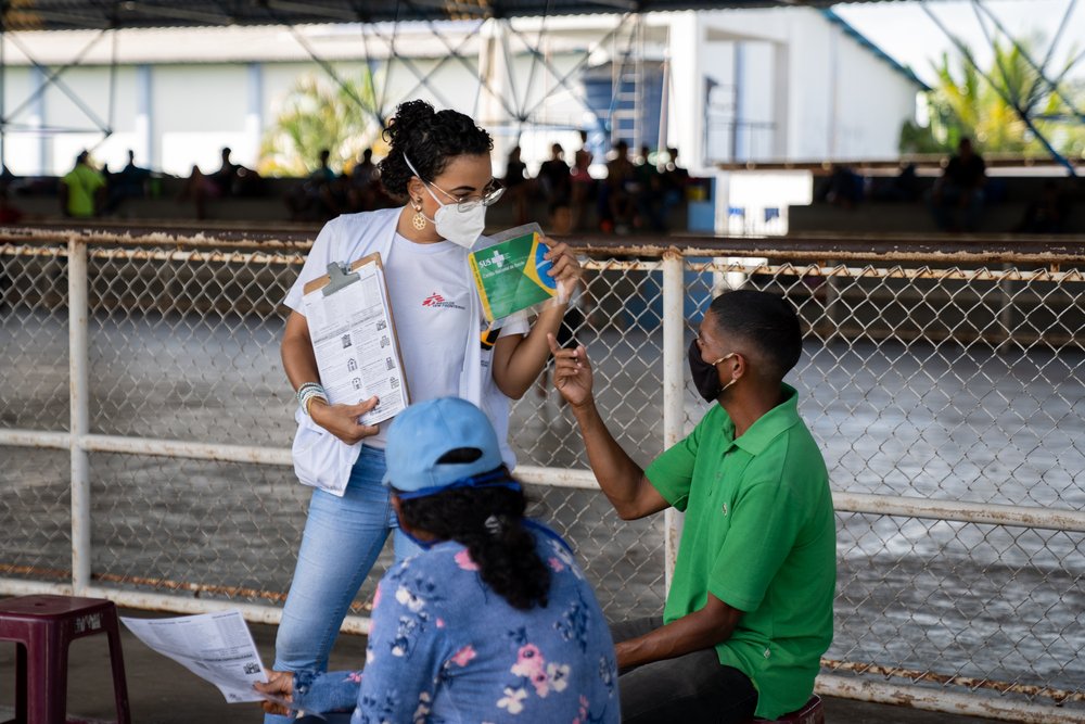 MSF health promoter Alvilyn provides guidance to migrants on how to navigate the Brazilian health system. (November, 2021).