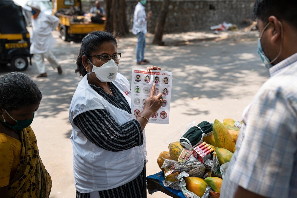 MSF’s Health Educator conducting educational talk on mask management’ with a street- hawker in M-East Ward, Mumbai. May 2021.