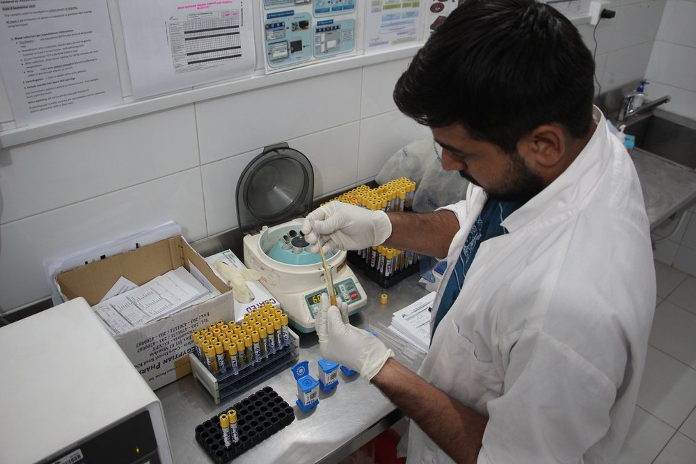 A lab technician, Javed Akhtar prepares blood samples for testing for hepatitis C at MSF’s Hepatitis C Clinic in Machar Colony, Karachi, Pakistan. 2019. 