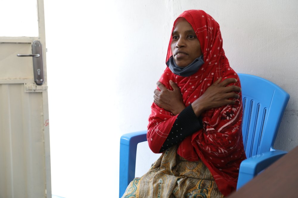 Muntaha during a session with MSF psychologist Firehewot. At the MSF therapeutic counselling center (TCC), she is finally receiving follow-up medical treatment for the injuries she sustained in Saudi Arabia.