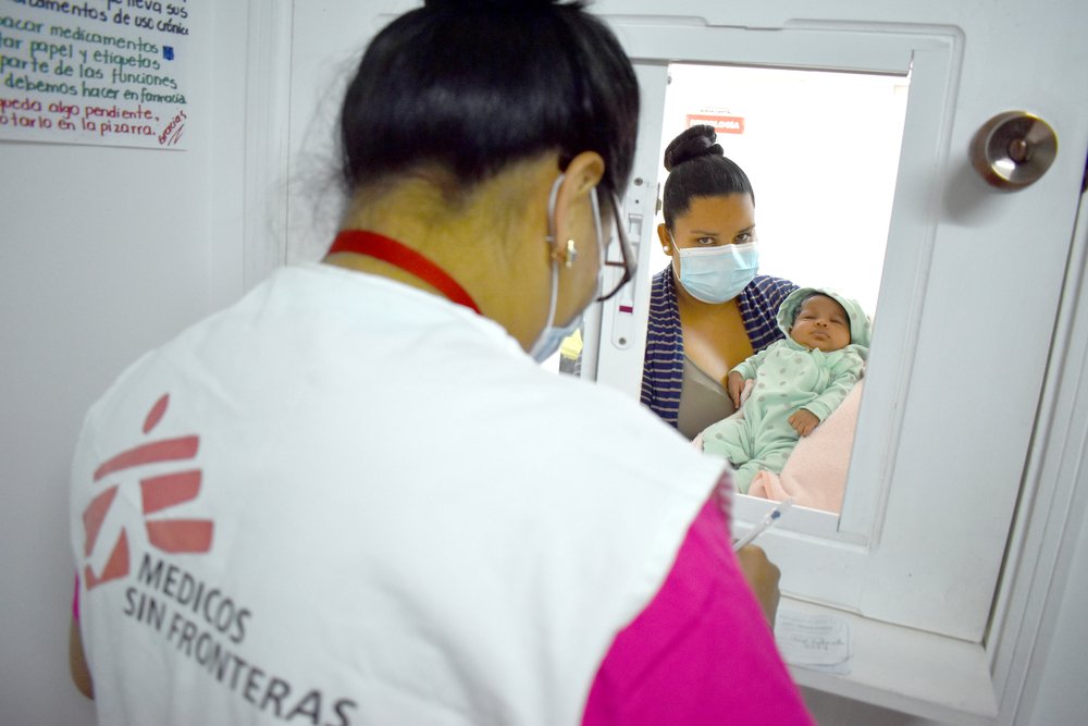 MSF nurse Flora Sánchez distributes medicine to patients at Nueva Capital clinic in Tegucigalpa, Honduras.