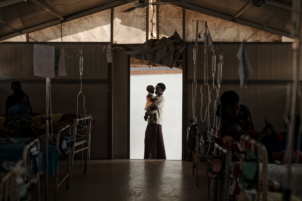 Nyukouth holds her sister Nyawan at the MSF hospital in Bentiu camp. (December, 2021).
