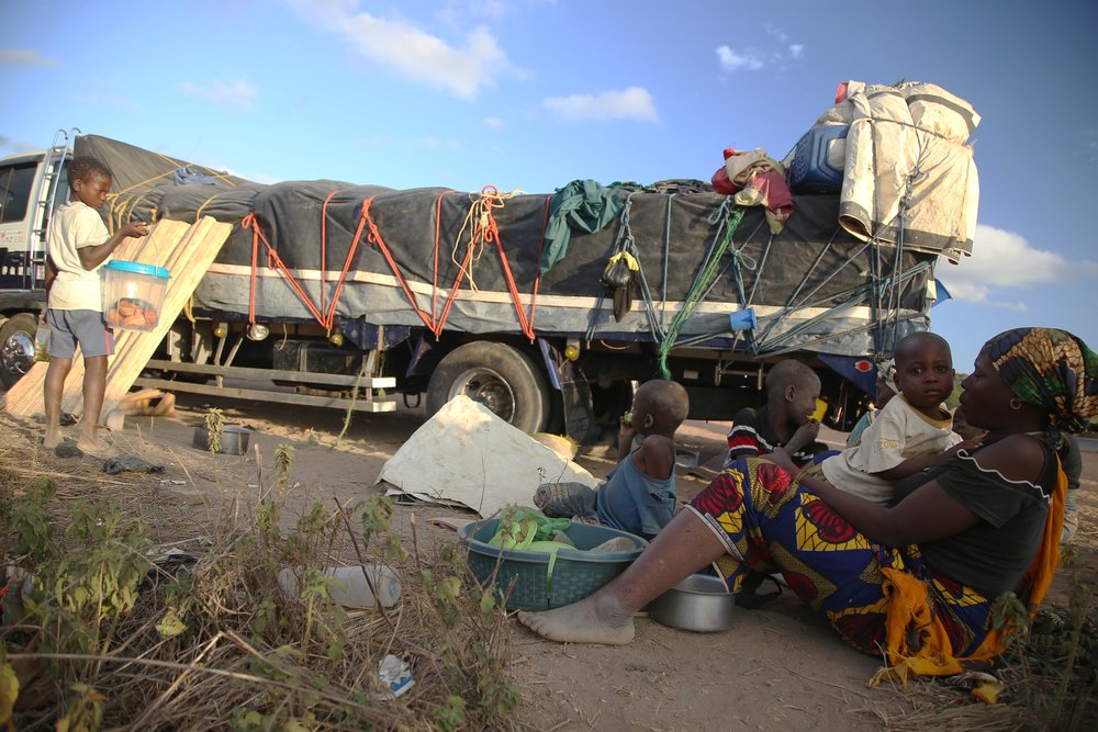 People displaced by the conflict in Cabo Delgado, a northern province in Mozambique, wait next to a truck on the outskirts of Mueda. (December, 2021).