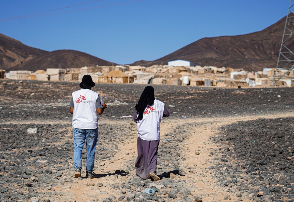 MSF community health workers walking towards Al-Sweida camp in Marib. (December, 2021).
