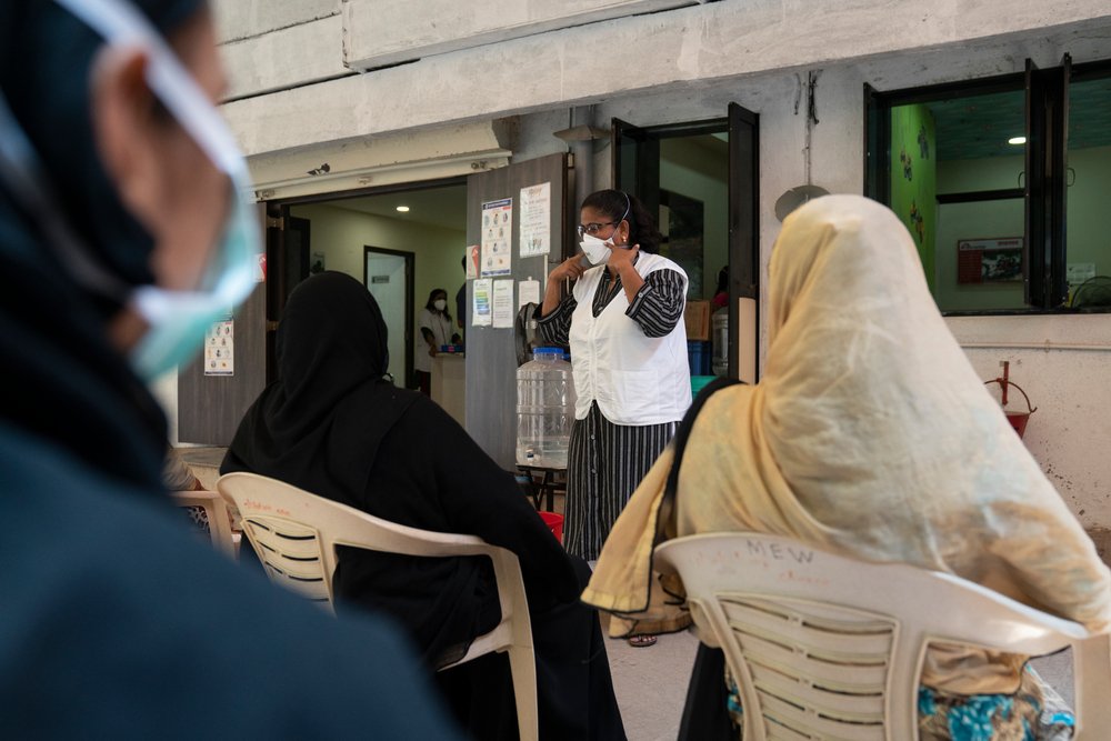 Shagufta Sayyed, Community Health Educator in Mumbai’s COVID-19 intervention educating patients with DRTB on management of Mask, during their monthly follow-up visit to MSF independent clinic in Mumbai