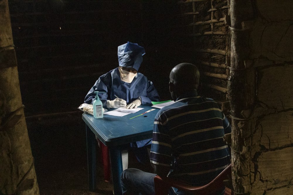 MSF’s Dr Tathy consults a patient, who is not suspected of having Ebola, at a mobile clinic in the village of Bobua, Équateur province. Democratic Republic  of Congo, October 2020. 