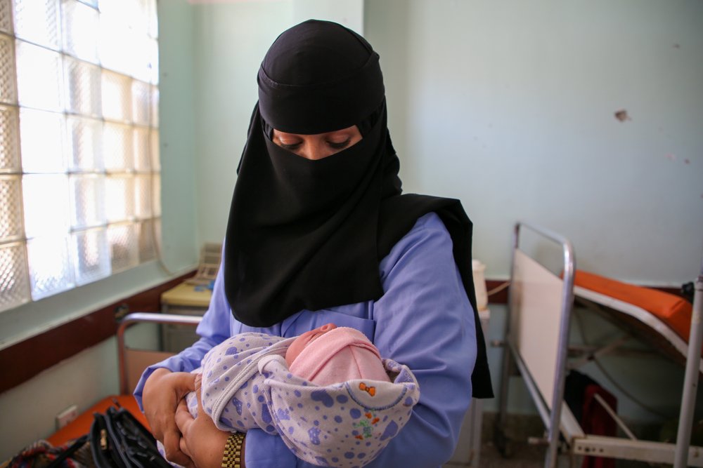 Midwife Maimona Yahya Faid Mohammad handing over the newborn baby to the mother Bushra at the inpatient department of the maternity unit supported by MSF at Al Jamhouri hospital in Taiz City, Yemen.