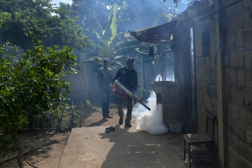 In order to help prevent malaria in vulnerable communities in Anzoátegui state, local authorities provide support for house-to-house mosquito fumigation as part of a health fair run in conjunction with MSF.