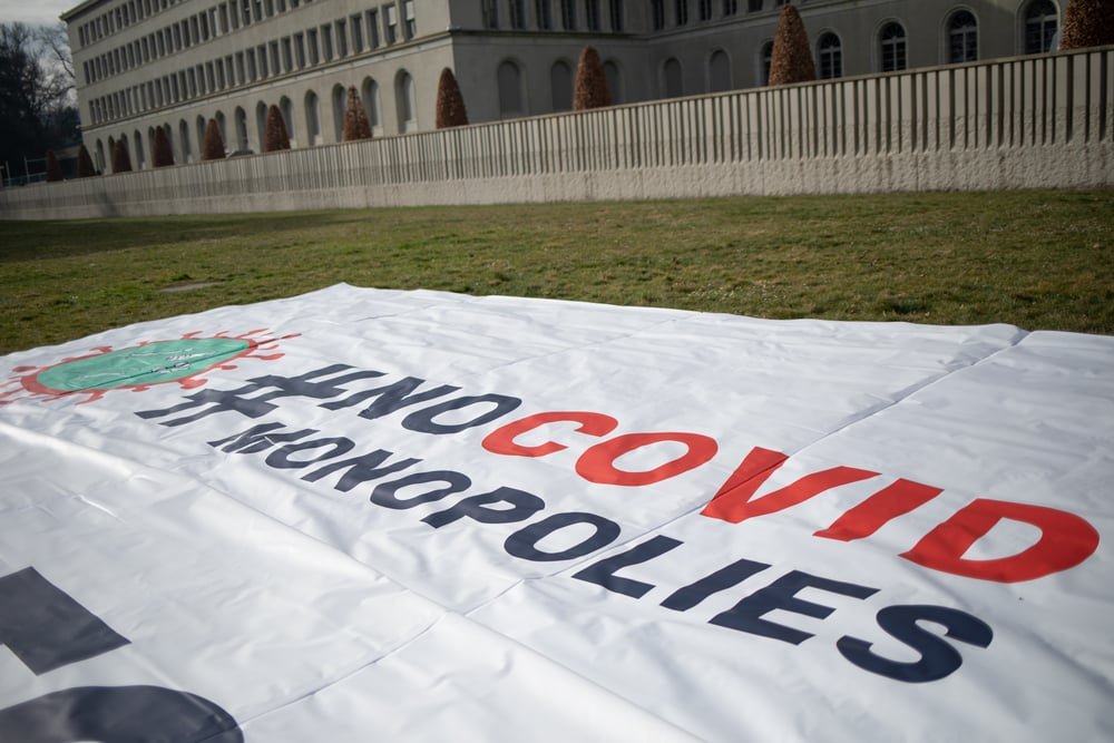 Banner deployed by MSF in front of the World Trade Organization. (March, 2021).