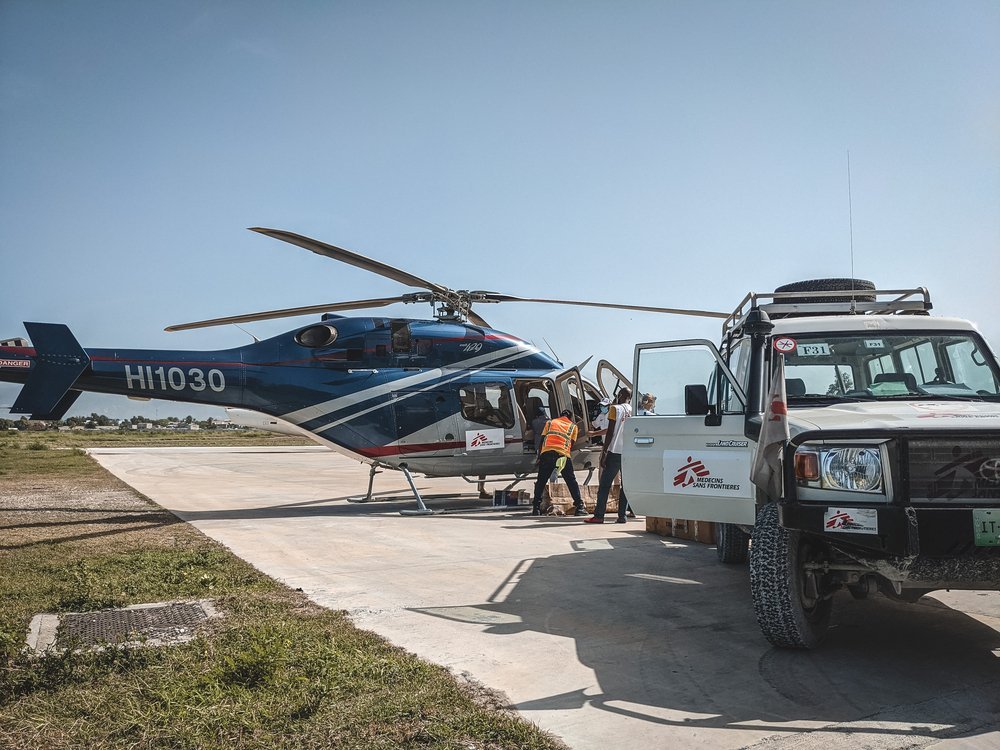 MSF cargo is loaded into a helicopter in Port-au-Prince to be flown to Les Cayes, in the Sud department, where MSF is responding to the earthquake.